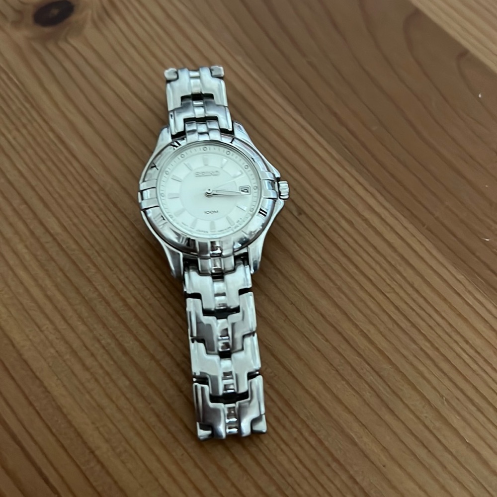 SEIKO silver tone sporty watch SMALL